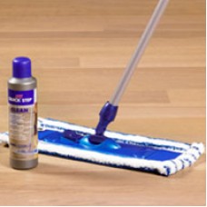 Quick-Step Cleankit – kit de limpeza de piso laminado. O Kit contém um suporte com cabo ajustável, pano em microfibras e produto de limpeza Quick-Step